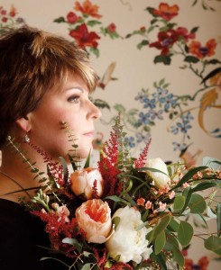 Today’s free-form and natural-looking bouquets are reminiscent of an armful of just-picked flowers.