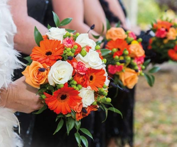 The bouquets, designed by Heather Meaney, echoed the color scheme.