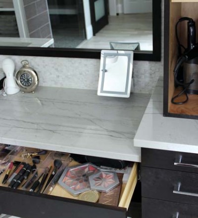Drawer organizers help to keep the bath clutter-free.